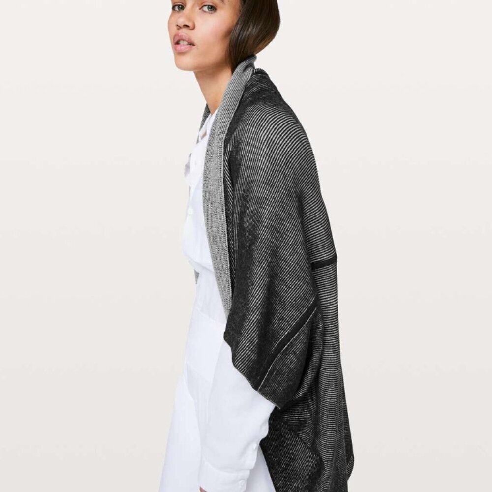 LULULEMON EXALTATION WRAP ONE SIZE BLACK SILVER ICE REVERSIBLE KNIT
